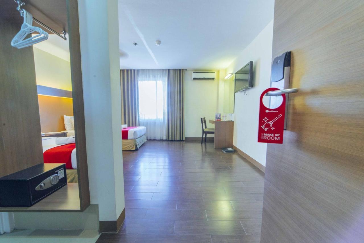 فندق Reddoorz Premium @ The Ritz Garden Oases Davao City المظهر الخارجي الصورة